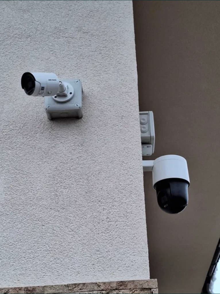 Montaj camere supraveghere pe colț clădire